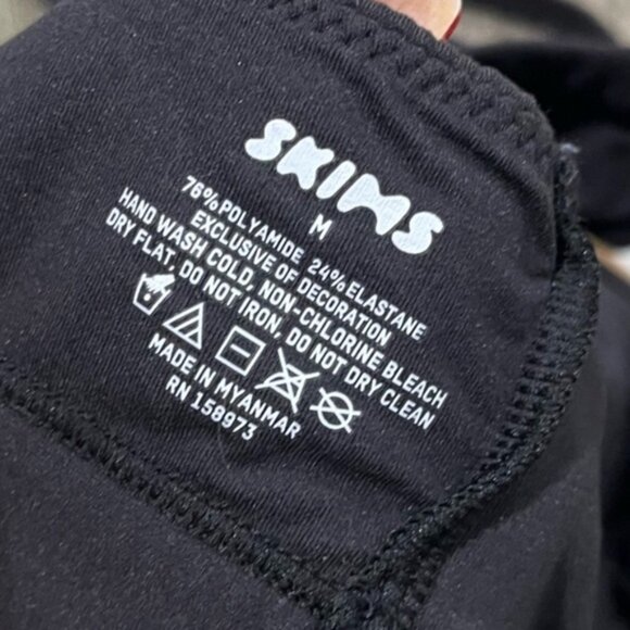 SKIMS Onyx Triangle Bra Medium - Picture 6 of 6